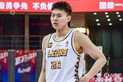 吳驍帶傷單手罰球，展現廣廈團隊信念