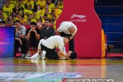 媒體人：山西啦啦隊(duì)負(fù)責(zé)人稱曾凡博摔倒是裝的，未見劉傳興道歉