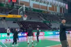 吳驍賽前熱身單手投籃引關注