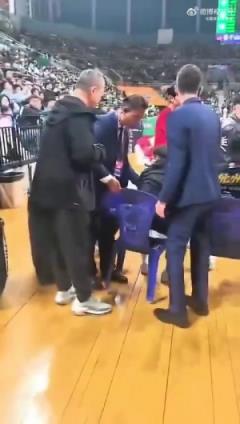 遼寧工作人員收走廣廈家屬席椅子引爭議，權力膨脹引關注