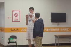 廣廈主場迎戰北京總決賽G1賽前 郭士強與周琦進行交流