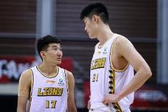 廣廈半場籃板優勢明顯，前場板11-4領先北京