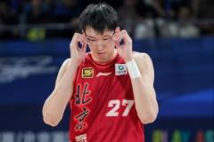 周琦專注練習罰球 北京隊訓練氛圍輕松交流頻繁