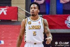 狀態(tài)炸裂！巴里-布朗首節(jié)高效輸出15分2板2助壓哨命中關(guān)鍵拋投