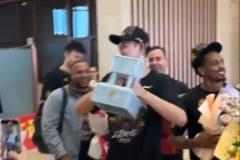 載譽(yù)歸來(lái)！廣廈今日返杭 趙嘉仁與球隊(duì)會(huì)合并舉起至尊鼎