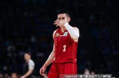 林書豪在CBA總決賽期間指導(dǎo)陳盈駿增強自信心