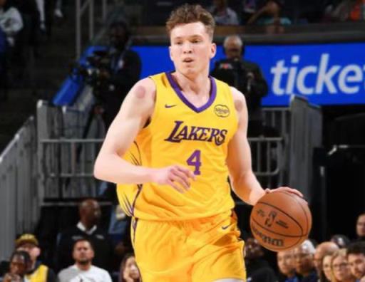 湖人夏聯奇葩一幕：克內克特展現布朗尼潛力，詹姆斯露出笑容