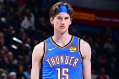 布蘭登-卡爾森續簽雷霆雙向合同，上賽季場均3.8分1.7板