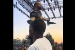 杜蘭特倫敦音樂節(jié)現(xiàn)身 與公鴨互動引關(guān)注