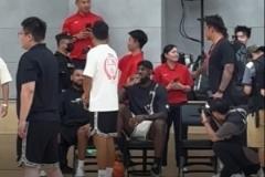 詹姆斯場邊坐墊自帶氣囊緩解疲勞 踩球喝水輕松應對比賽